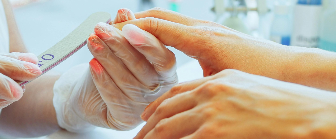 Gepflegte Hände durch professionelle Maniküre Professionelle Maniküre mit hygienischer Nagelpflege und sorgfältiger Handbehandlung