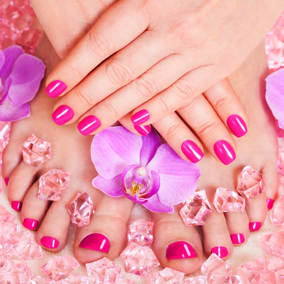 Gepflegte Hände und Füße mit pinkem Nagellack – Maniküre und Fußpflege in entspannter Atmosphäre