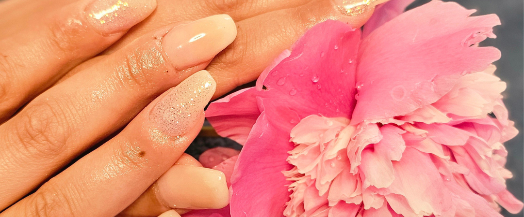 Natürliche Nagelmodellage mit dezentem Glanz Gepflegte Hände mit natürlicher Nagelmodellage und dezentem Glanz