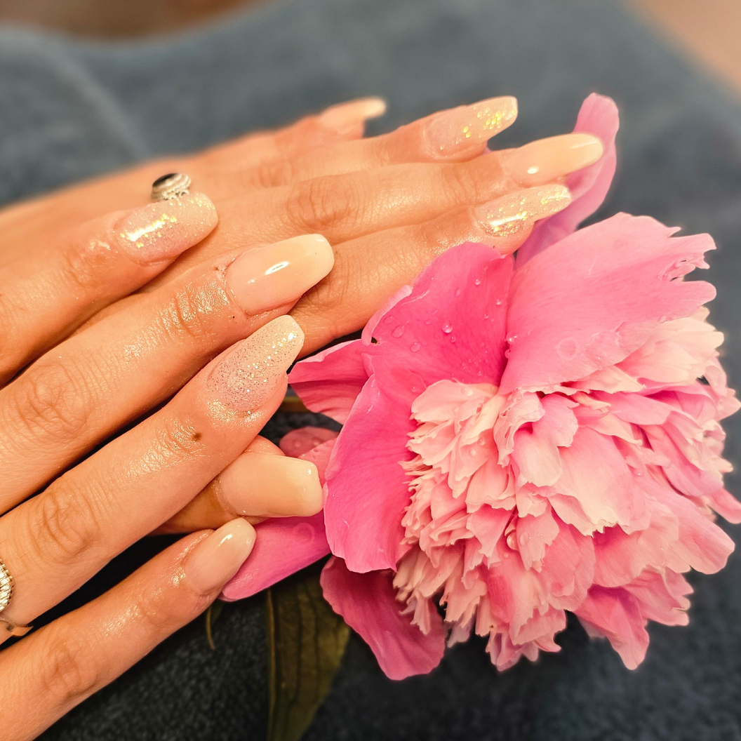 Natürliche Nagelmodellage mit gepflegten Nägeln